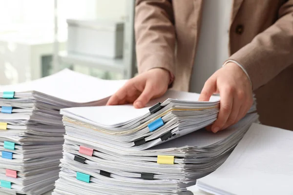 Femme travaillant avec des documents au bureau, gros plan — Photo