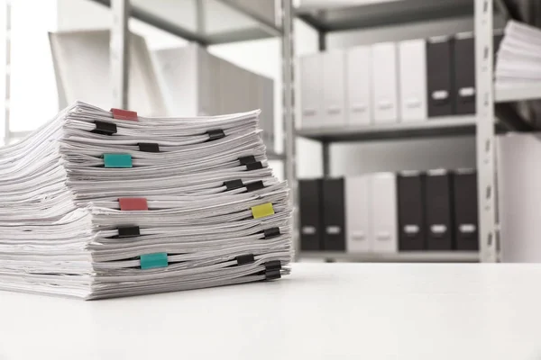 Stapel documenten met paperclips op het Bureau. Ruimte voor tekst — Stockfoto