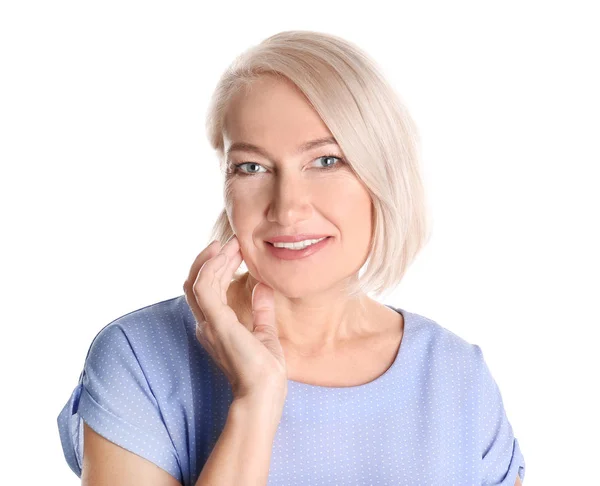 Retrato de mulher madura encantadora com pele de rosto bonito saudável e maquiagem natural no fundo branco — Fotografia de Stock