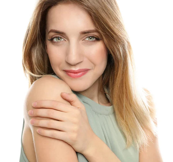 Porträtt av ung kvinna med vackert ansikte på vit bakgrund, närbild — Stockfoto
