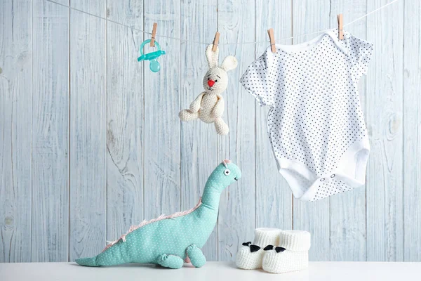 Samenstelling met baby accessoires op houten achtergrond — Stockfoto