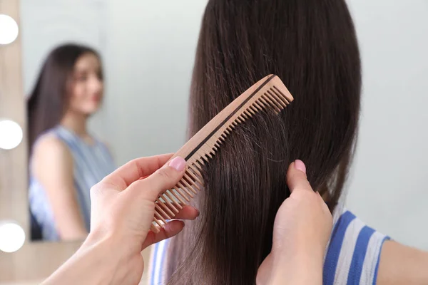 Mulher pentear o cabelo do amigo dentro de casa, vista close-up — Fotografia de Stock