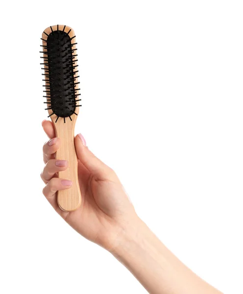 Femme tenant une brosse à cheveux en bois sur fond blanc, gros plan — Photo