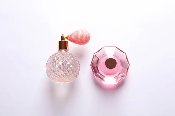 Composición con botellas de perfume sobre fondo blanco, vista superior — Foto de Stock