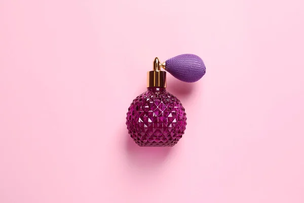 Garrafa de perfume sobre fundo rosa, vista superior — Fotografia de Stock
