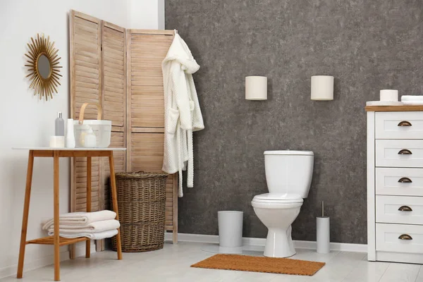 Keramische toilet kom in stijlvolle badkamer. Idee voor interieur design — Stockfoto