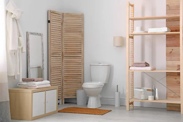 Vaso sanitário de cerâmica em casa de banho elegante. Idéia para design de interiores — Fotografia de Stock