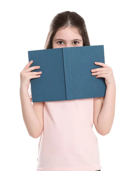 Linda niña escondida detrás del libro sobre fondo blanco. Actividad de lectura —  Fotos de Stock