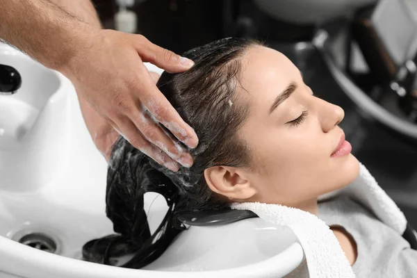 Stylistin wäscht Kundin im Schönheitssalon die Haare — Stockfoto