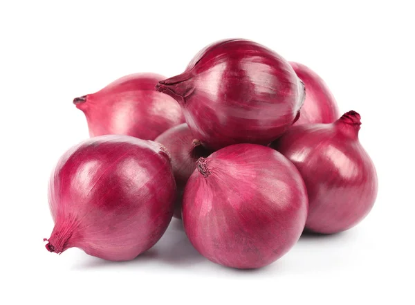 Frische ganze rote Zwiebeln auf weißem Hintergrund — Stockfoto