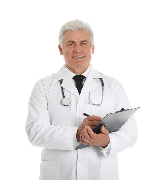 Portret męskiego lekarza ze schowkiem na białym tle. Personel medyczny — Zdjęcie stockowe