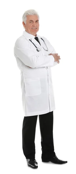 Teljes hossza portré férfi orvos sztetoszkóppal elszigetelt fehér. Egészségügyi dolgozók — Stock Fotó
