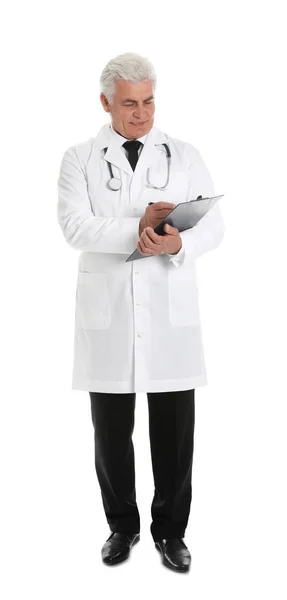 Ganzes Porträt eines männlichen Arztes mit Klemmbrett isoliert auf weiß. medizinisches Personal — Stockfoto