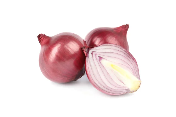 Frische ganze und geschnittene rote Zwiebeln auf weißem Hintergrund — Stockfoto