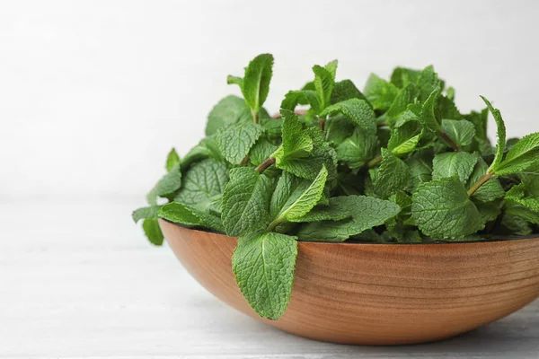 Ciotola di legno con menta verde fresca sul tavolo, primo piano. Spazio per testo — Foto Stock