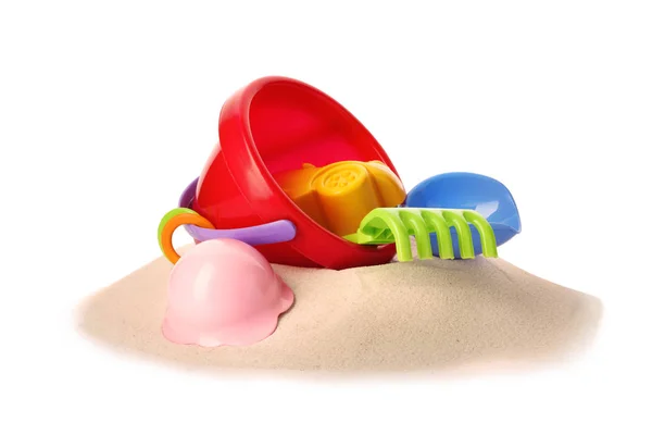 Juguetes de playa de plástico en la pila de arena, fondo blanco — Foto de Stock