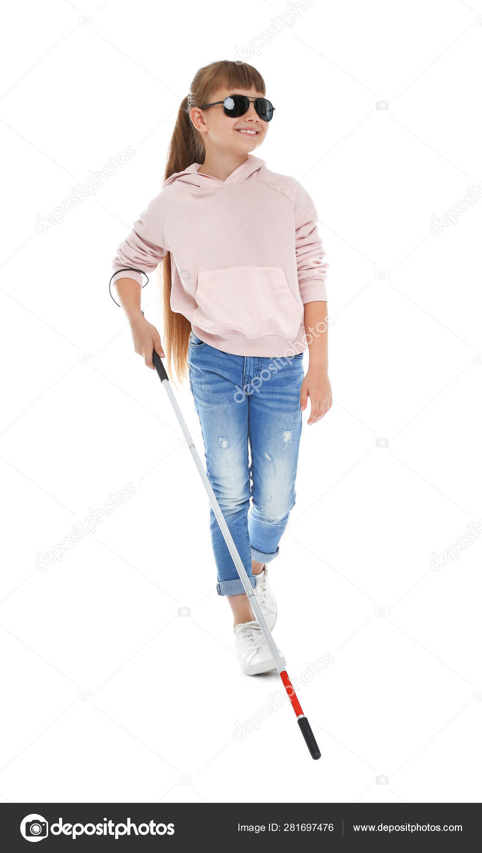 Menina cega com cana longa andando sobre fundo branco fotos