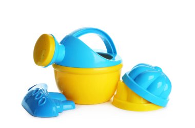 Beyaz arka plan üzerinde plastik plaj oyuncakları kümesi