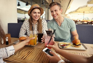 Sokak kafede hamburger ile gençler