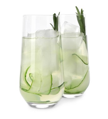 Beyaz arka planda ferahlatıcı salatalık limonata ve biberiye Bardaklar. Yaz içkisi
