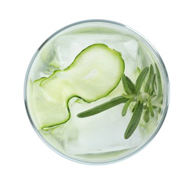 Beyaz arka planda ferahlatıcı salatalık limonata ve biberiye Cam, üst görünümü. Yaz içkisi