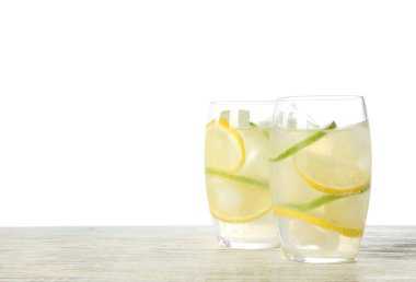 Beyaz arka plan, metin için alan karşı ahşap masa üzerinde ferahlatıcı limonata Gözlük. Yaz içkisi