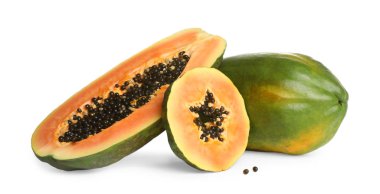 Beyaz arka planda taze sulu olgun papayalar