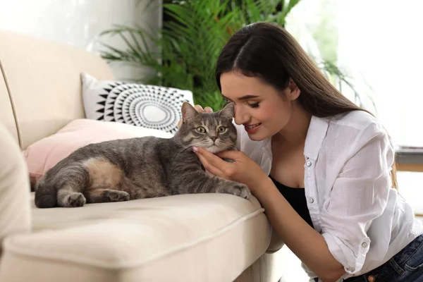 Jonge vrouw met schattige kat thuis. Huisdier en eigenaar — Stockfoto