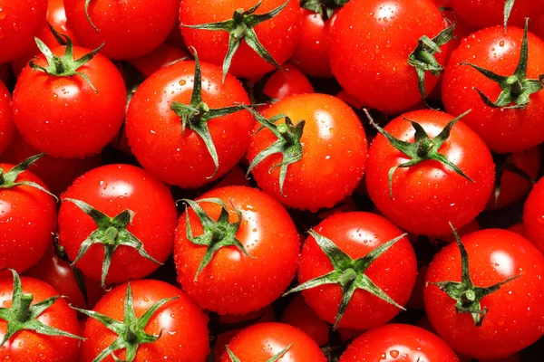 Heerlijke rijpe cherry tomaten met water druppels als achtergrond, boven uitzicht — Stockfoto