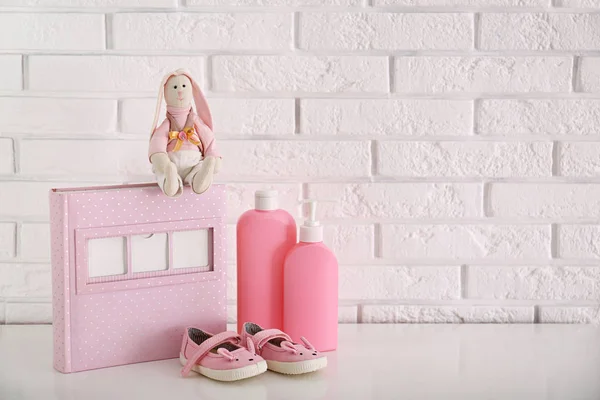 Uppstoppad leksak med tillbehör för baby room Interior på bord nära White Brick Wall — Stockfoto