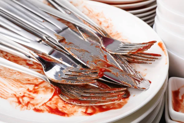 Çatal bıçak takımı ile kirli bulaşık yığını, closeup — Stok fotoğraf