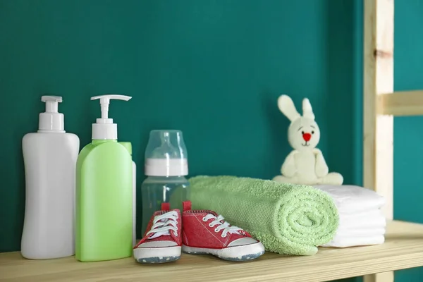 Badkamer accessoires en speelgoed voor baby kamer interieur op houten plank in de buurt van Turquoise muur — Stockfoto