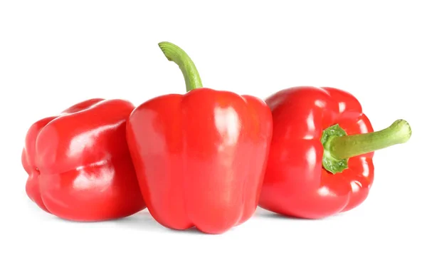 Leckere reife rote Paprika auf weißem Hintergrund — Stockfoto