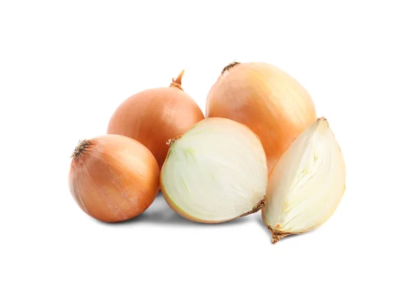 Φρέσκα κρεμμύδια σε λευκό φόντο. Ώριμο λαχανικό — Φωτογραφία Αρχείου