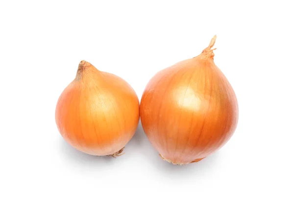 Frische reife Zwiebelzwiebeln auf weißem Hintergrund — Stockfoto