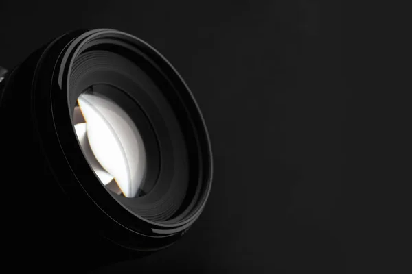 Moderní kamera na černém pozadí, Closeup. Místo pro text — Stock fotografie