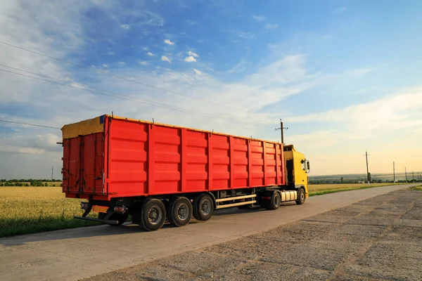 Moderner heller LKW auf Landstraße geparkt — Stockfoto