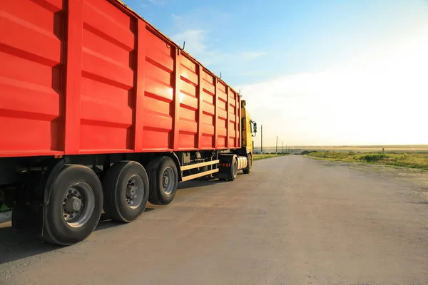 Camion moderno sulla strada di campagna. Spazio per testo — Foto Stock