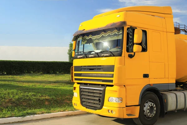 Modern gul lastbil på landsväg. Utrymme för text — Stockfoto