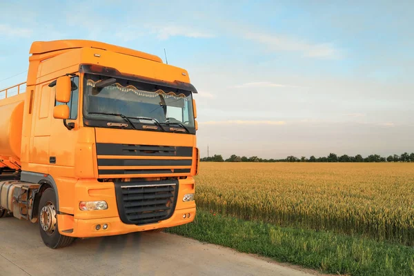 Moderner gelber LKW auf Landstraße. Raum für Text — Stockfoto