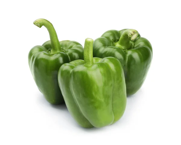 Ώριμες πράσινες πιπεριές σε λευκό φόντο — Φωτογραφία Αρχείου