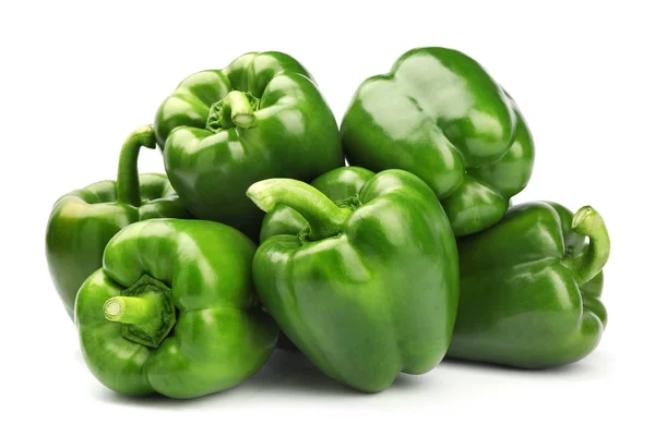 Stapel smakelijke groene paprika op witte achtergrond — Stockfoto