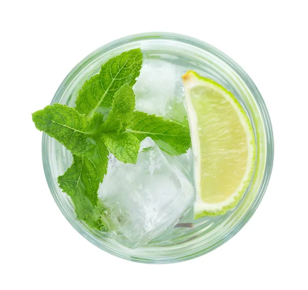 Glas uppfriskande dryck med lime och mynta på vit bakgrund, uppifrån — Stockfoto