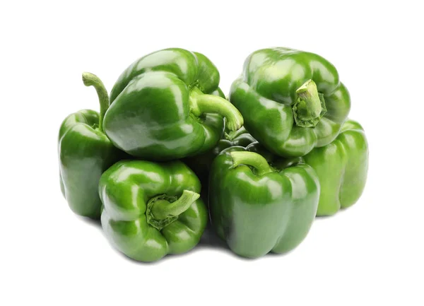 Σωρός από νόστιμες πράσινες πιπεριές σε λευκό φόντο — Φωτογραφία Αρχείου