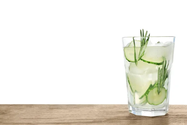 Glas erfrischende Gurken-Limonade und Rosmarin auf Holztisch vor weißem Hintergrund. Sommergetränk — Stockfoto
