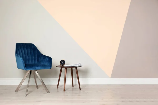 Modern blå stol och bord för inredningsdesign på trägolv på Color Wall — Stockfoto