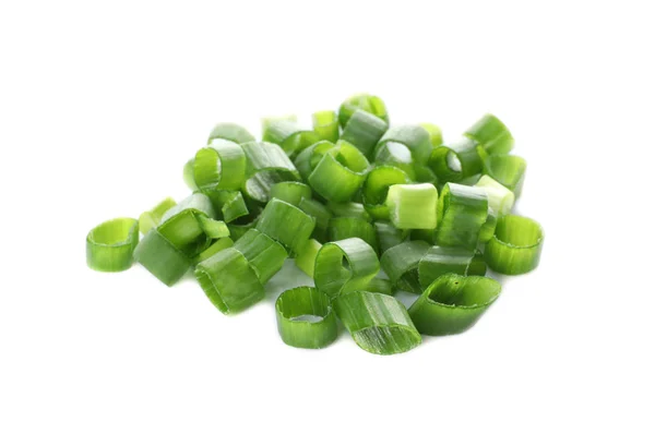 Wytnij świeżą zieloną cebulę na białym tle — Zdjęcie stockowe