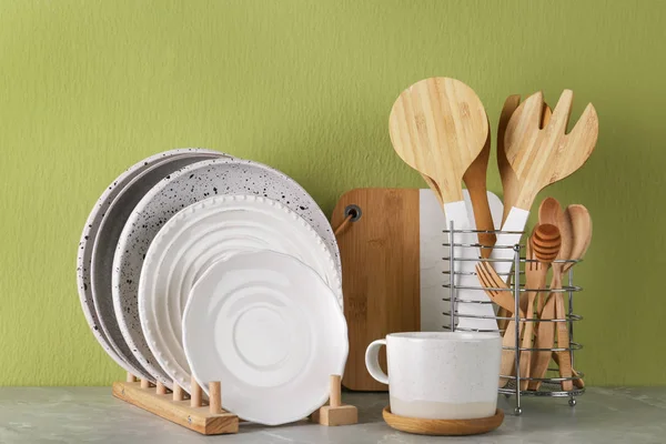 Set keukengerei op marmeren tafel in de buurt van de groene muur. Moderne inrichting — Stockfoto