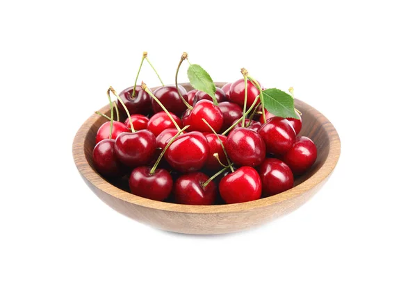 Cuenco de madera con cerezas dulces maduras sobre fondo blanco —  Fotos de Stock