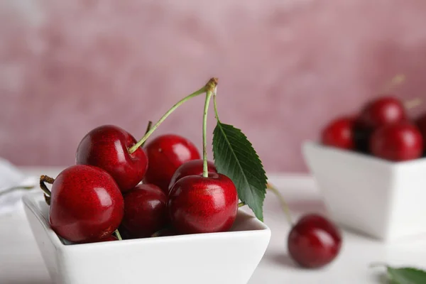 Bowl with ripe sweet cherries on table, closeup. Space for text — Stock Photo, Image